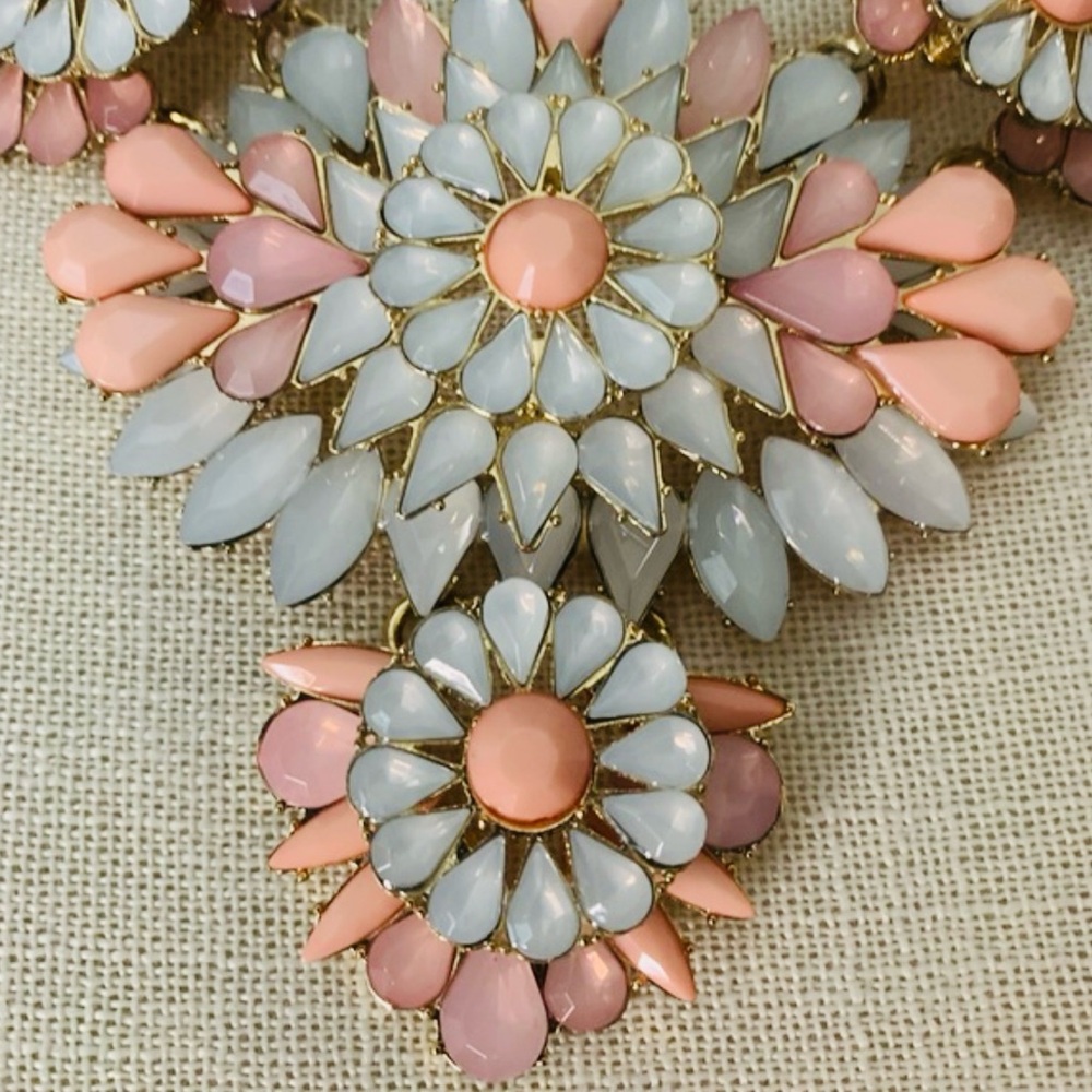 NWOT Charming Charlie Pastel Floral Necklace - Picture 3 of 4